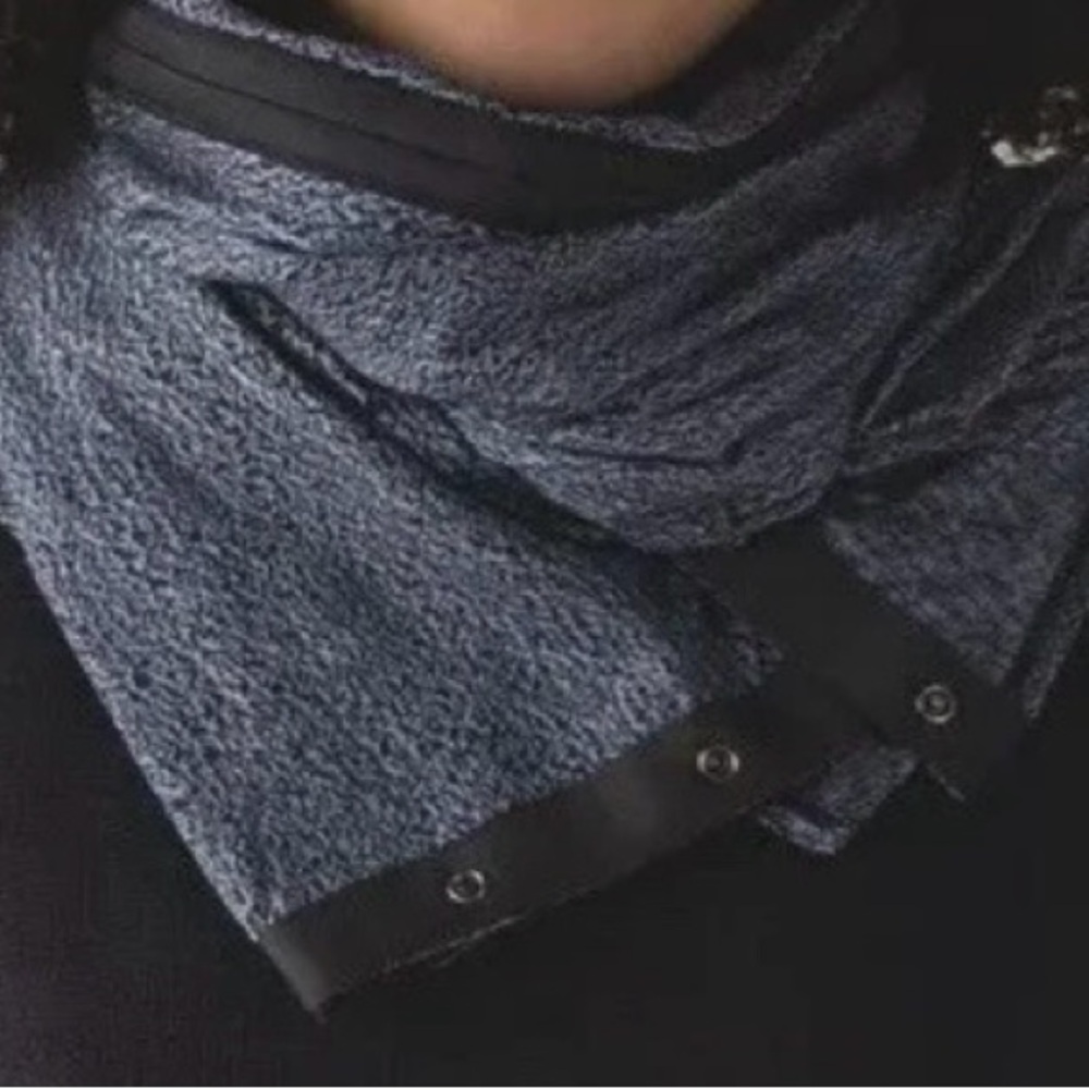 lululemon vinyasa Black and Gray Scarf /wrap in a EUC minimalist , travel